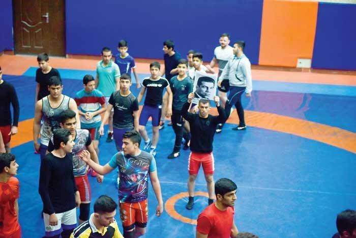 همه تختی صدایم می زنند