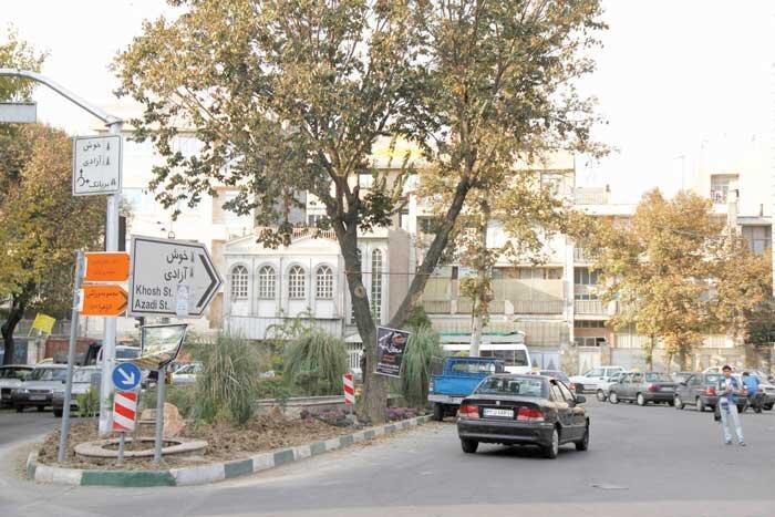 بریانک صاحب پیاده راه می گردد