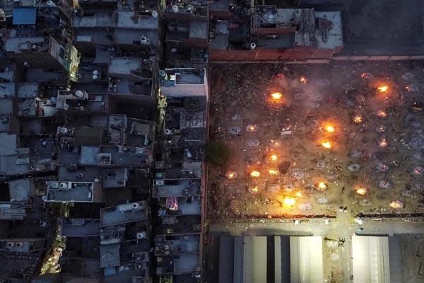 فاجعه انسانی در هند ، صف سوزاندن جنازه طویل تر شد (تصاویر)