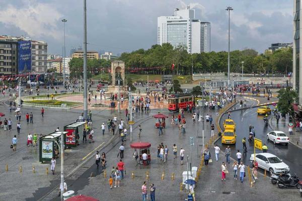 چه چیزی این همه گردشگر را به میدان تکسیم استانبول می کشاند؟